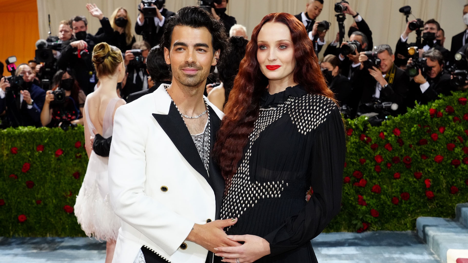 Pregnant Sophie Turner with Joe Jonas flaunts baby bump at Met Gala red  carpet