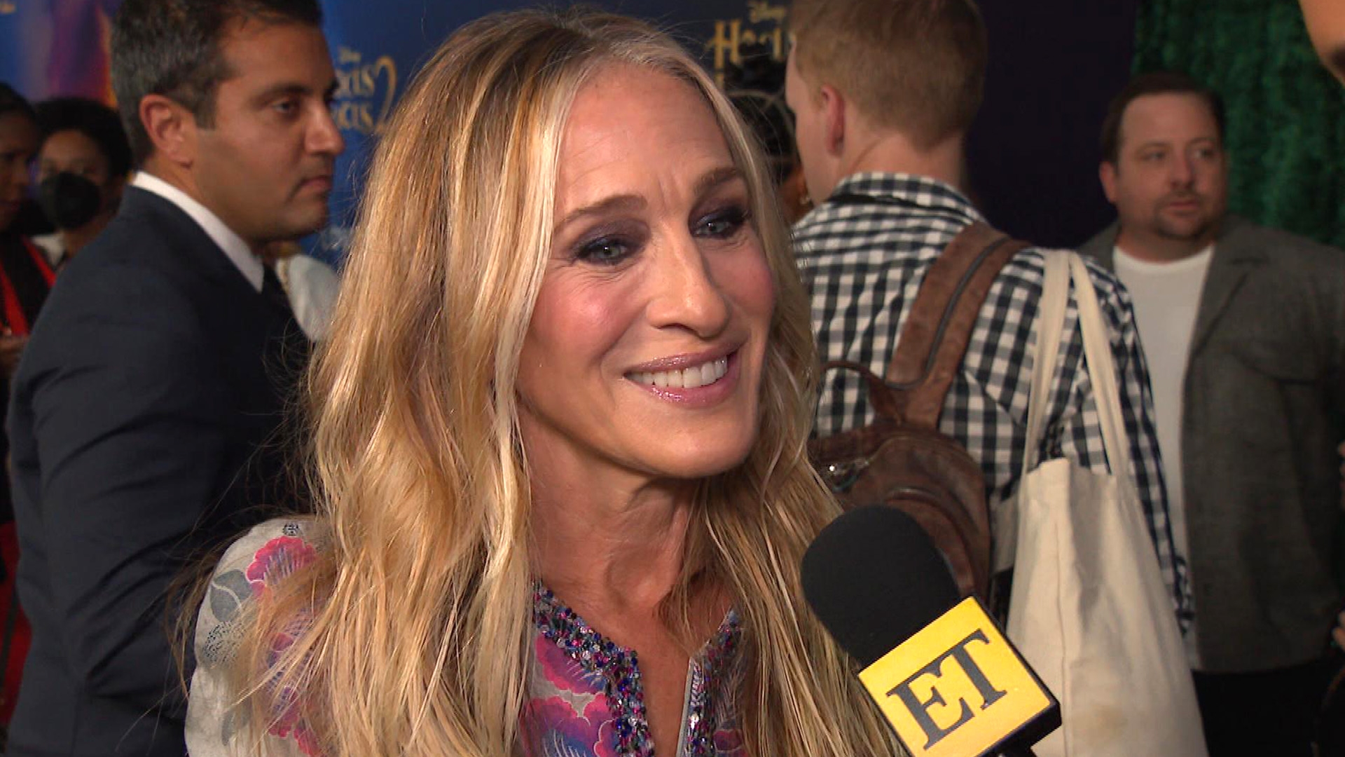 Sarah Jessica Parker Seals Filming Season 2 of 'And Just Like That' With a  Kiss | Entertainment Tonight