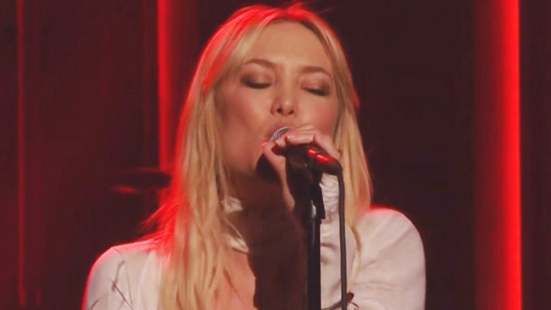 Kate Hudson Performs New Single